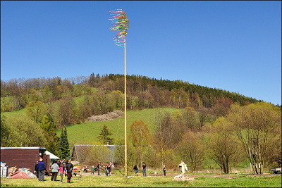 Upalování čarodějnic a májka